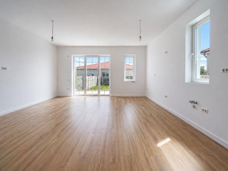 Duplex cu 4 camere cu Canalizare în Aeroport