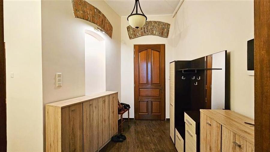 Apartament cu 3 camere semidecomandat, mobilat în Central