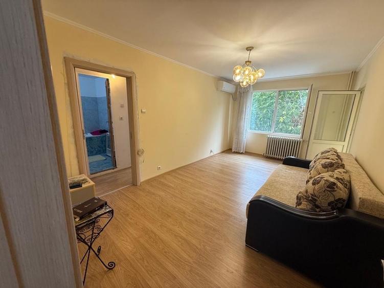 Apartament cu 4 camere semidecomandat în Rahova