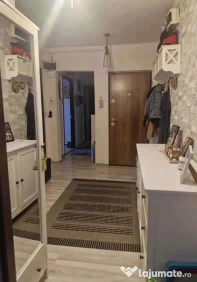 Apartament cu 3 camere decomandat în Tractorul