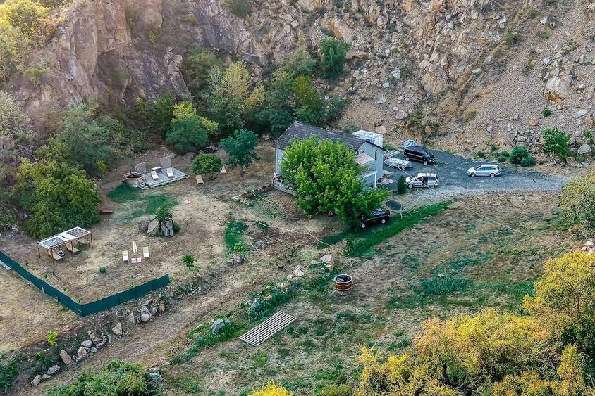 Casă cu 5 camere cu Teren 12000 Mp în Barațca