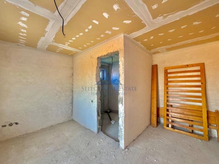 Casă individuală cu 12 camere cu Teren 568 Mp în Cristian