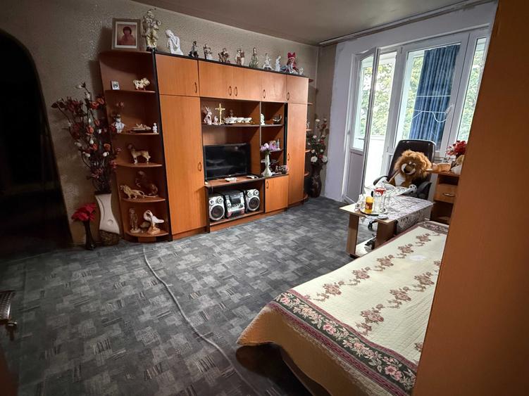 Apartament cu 3 camere semidecomandat în Titan
