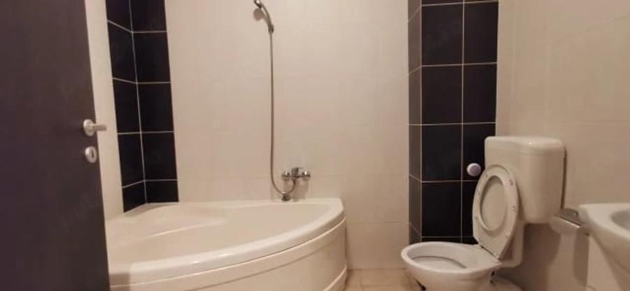Garsonieră decomandată în Roșu
