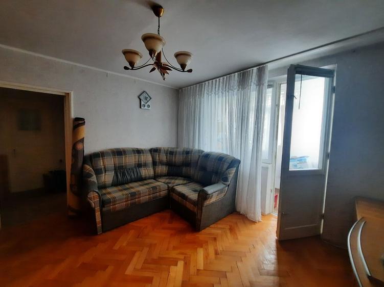 Apartament cu 3 camere semidecomandat în Dărmănești