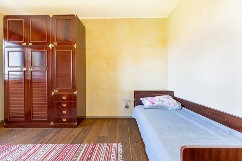 Apartament cu 3 camere semidecomandat, mobilat în Sisești