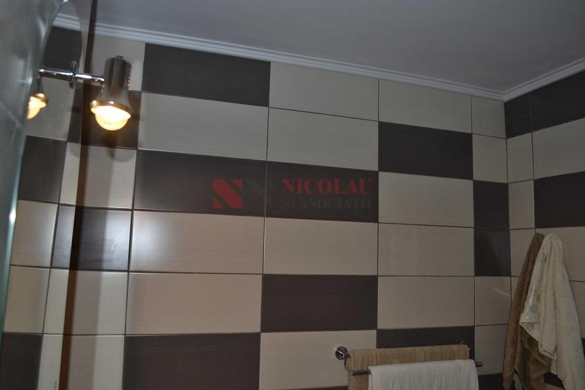 Apartament cu 3 camere decomandat în Hala Centrală