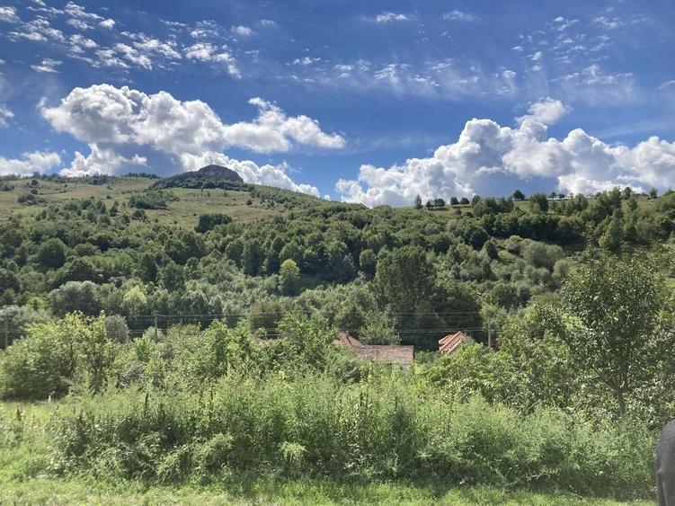 Teren de 1053 mp, în Ampoița