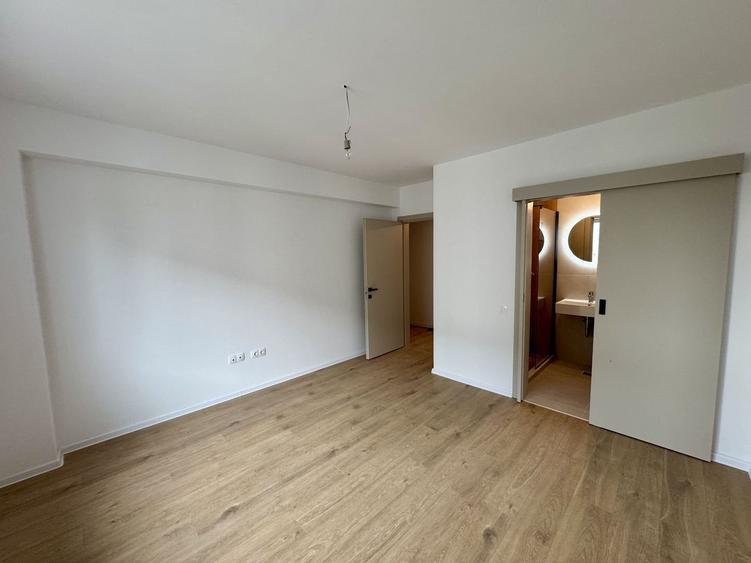 Apartament cu 3 camere decomandat, mobilat în Tractorul