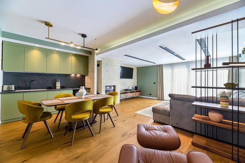 Apartament cu 3 camere decomandat, mobilat în Poiana Brașov