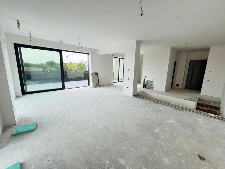 Apartament cu 5 camere decomandat în Iancu Nicolae