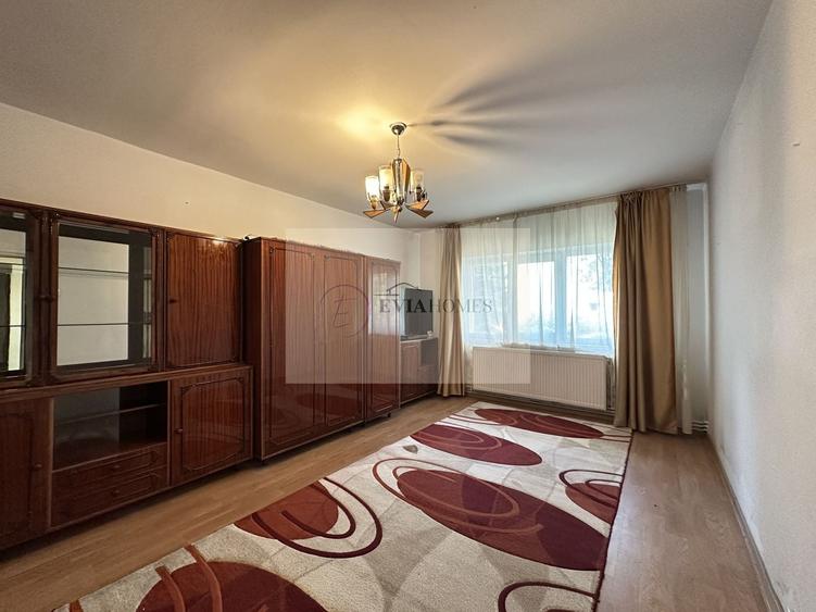 Apartament cu 3 camere semidecomandat, mobilat în Între Lacuri