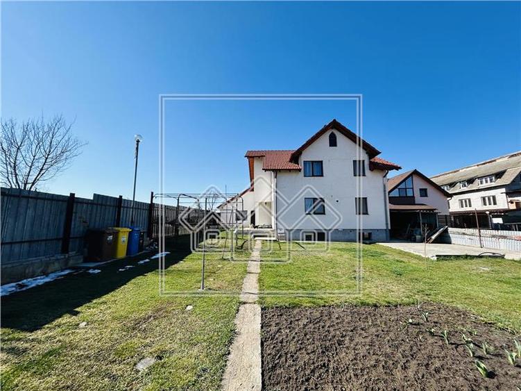 Casă individuală cu 5 camere cu Canalizare în Turnișor