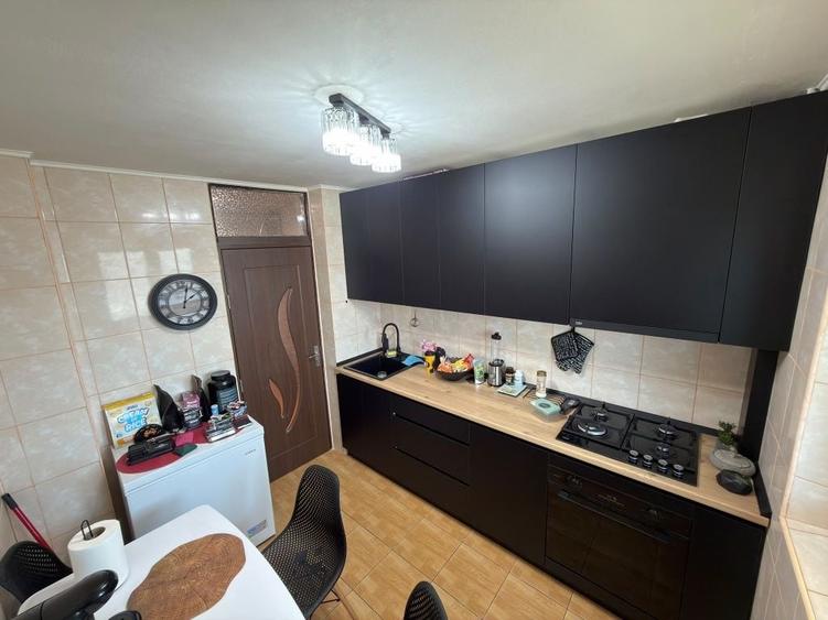 Apartament cu 3 camere decomandat în Olteniței