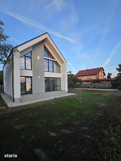 Casă cu 5 camere cu Teren 500 Mp în Crevedia