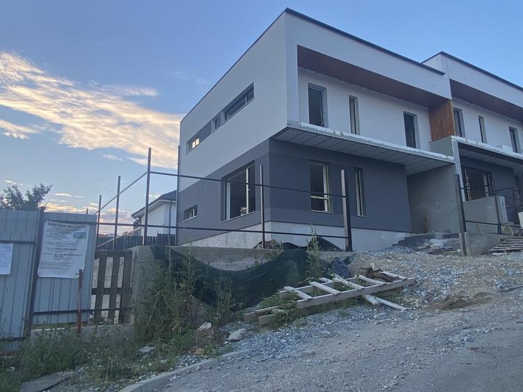 Duplex cu 5 camere cu Canalizare în Iris