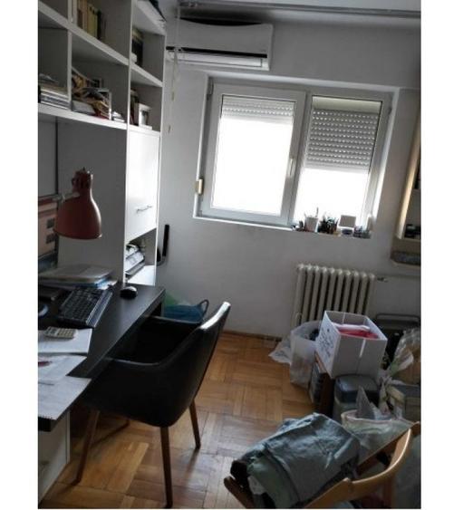 Apartament cu 4 camere semidecomandat în Tineretului