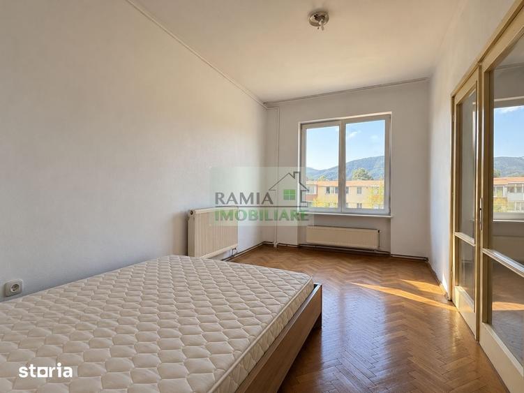 Apartament cu 2 camere decomandat în Tractorul