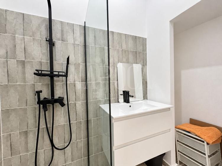 Apartament cu 3 camere semidecomandat, mobilat în Central