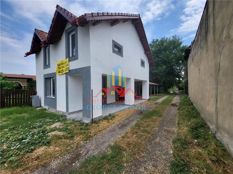 Casă individuală cu 3 camere cu Canalizare în Central