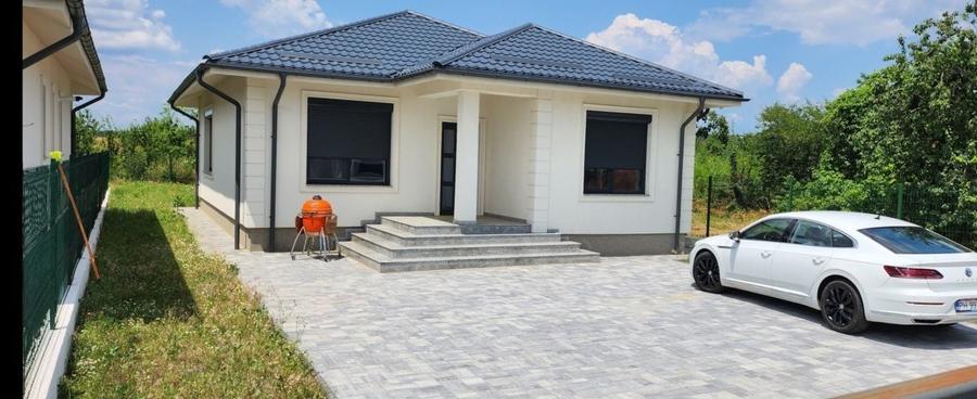 Casă cu 3 camere decomandat în Păulești