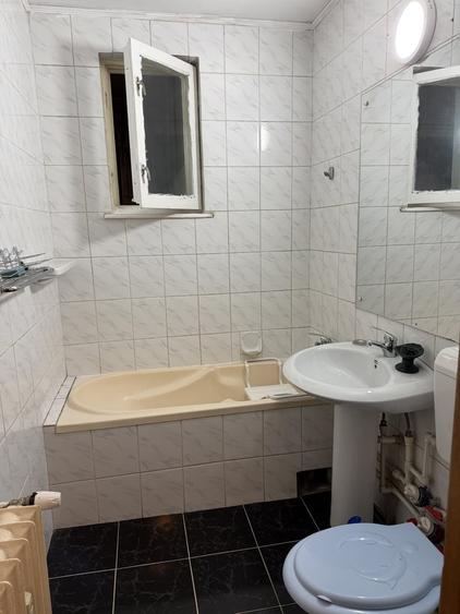 Apartament cu 3 camere semidecomandat în Câmpia Libertății