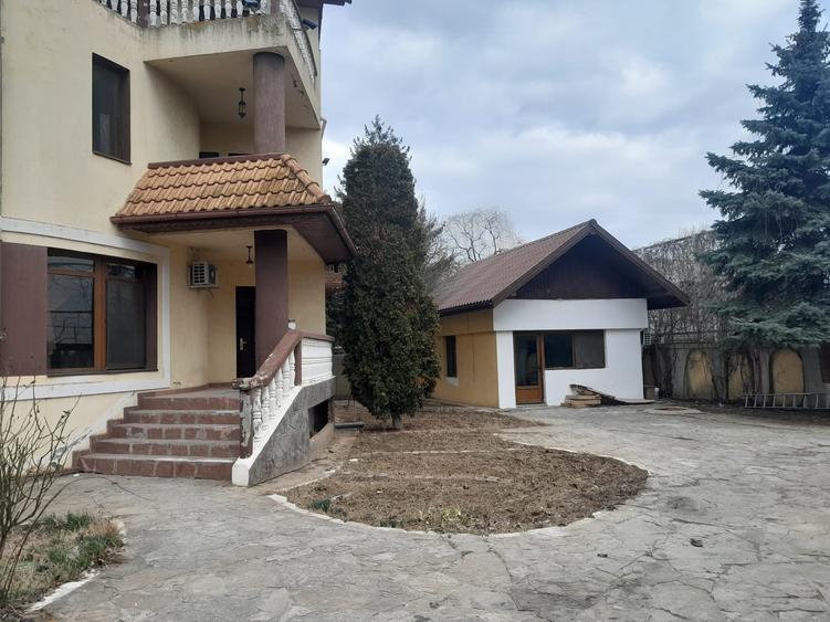 Casă cu 8 camere cu Teren 1450 Mp în Joița