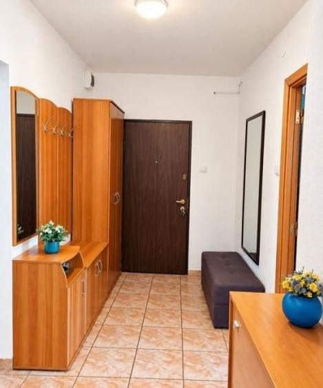 Apartament cu 3 camere decomandat, mobilat în Nerva Traian