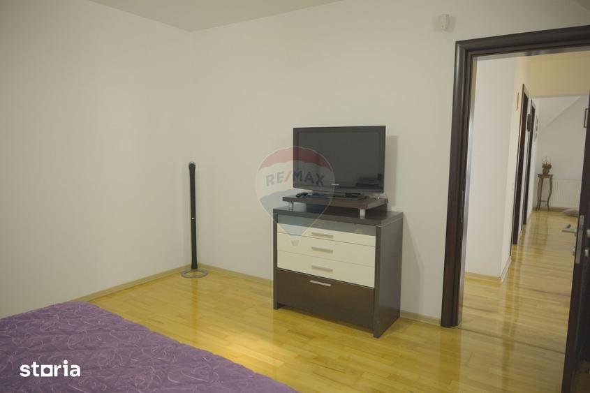 Casă cu 7 camere cu Teren 3093 Mp în Girov