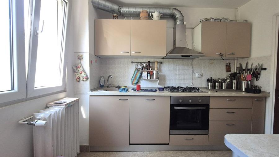 Apartament cu 3 camere semidecomandat în Dristor