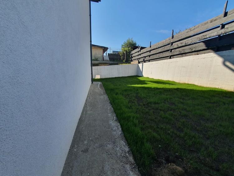 Duplex cu 4 camere cu Canalizare în Bucium