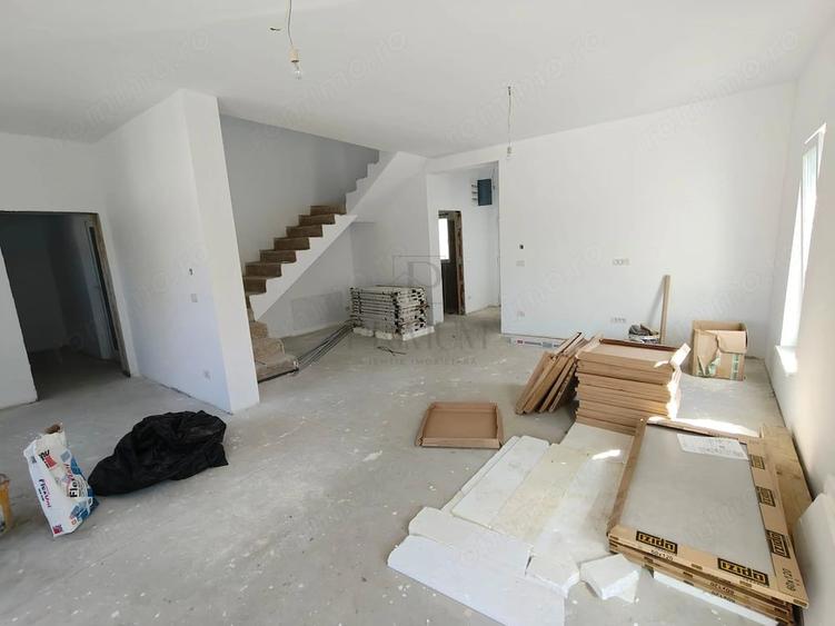 Casă cu 5 camere cu Teren 400 Mp în Moșnița Veche