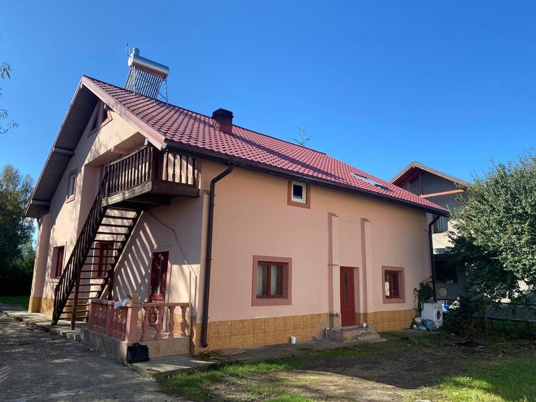 Casă individuală cu 8 camere cu Teren 1820 Mp în Vadu Moldovei
