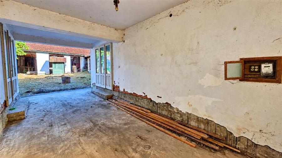 Casă cu 12 camere cu Teren 944 Mp în Comorâște