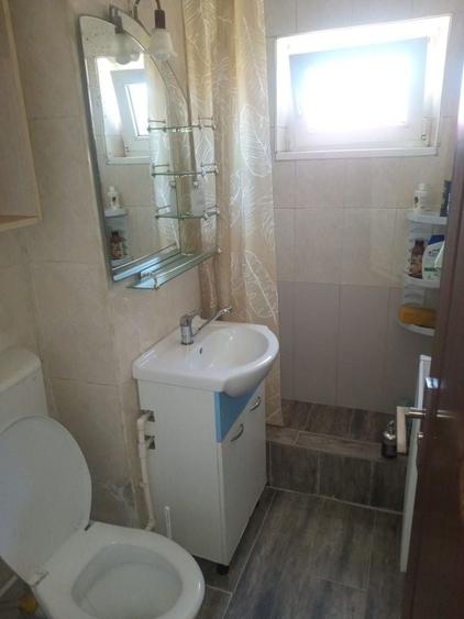 Apartament cu 4 camere semidecomandat în Petros