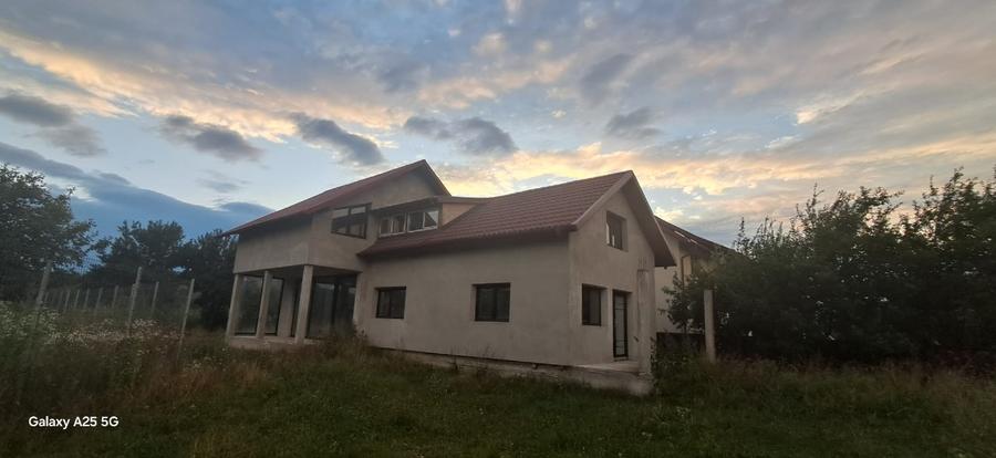 Casă individuală cu 5 camere cu Teren 880 Mp în Sasca Mare