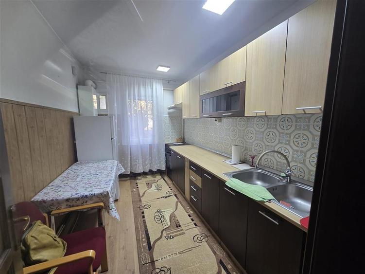 Apartament cu 3 camere decomandat, mobilat în Central