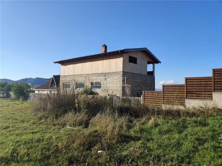 Casă cu 7 camere cu Canalizare în Baciu