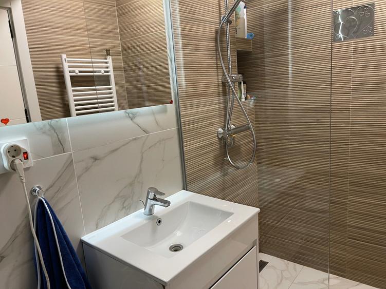 Apartament cu 3 camere decomandat în Exterior Vest