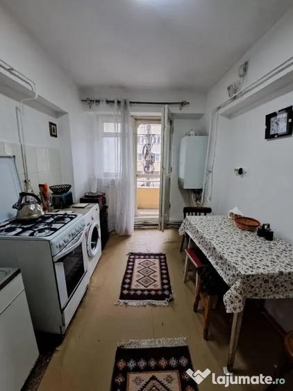 Apartament cu 4 camere decomandat în Central