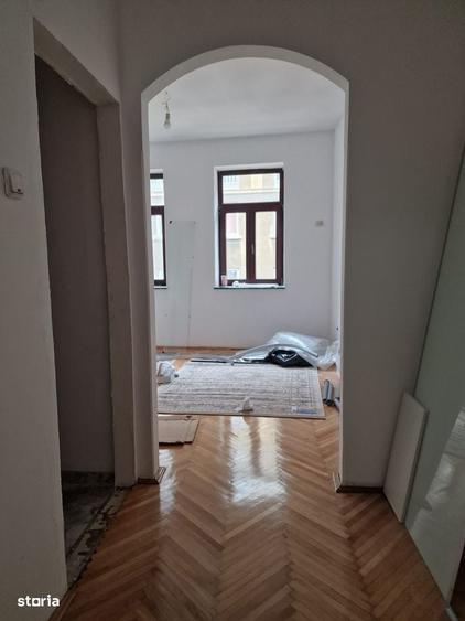 Spațiu comercial, de 1,000 mp, în P-ța Universității