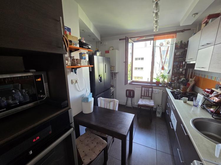 Apartament cu 4 camere decomandat în Drumul Taberei