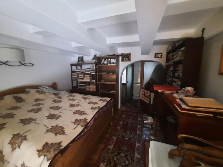 Casă individuală cu 7 camere cu Garaj în Alexandru cel Bun