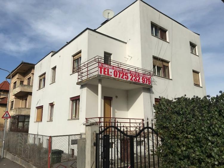 Casă cu 14 camere cu Canalizare în Centrul Istoric