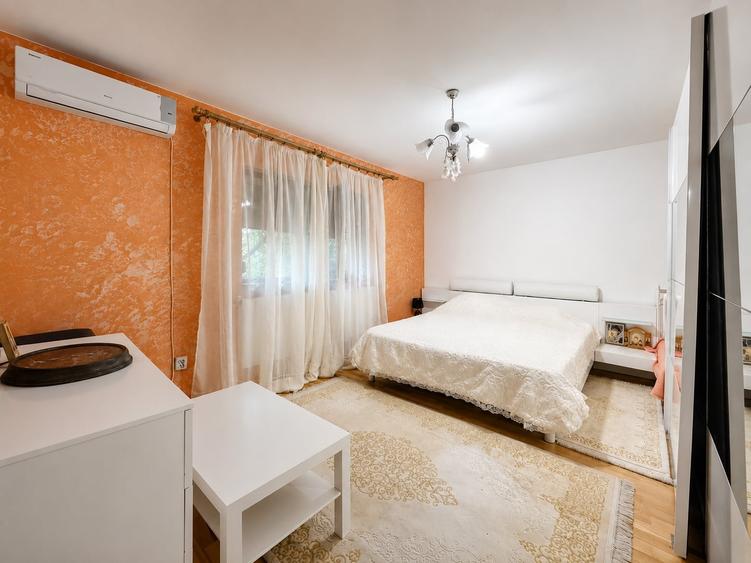 Casă individuală cu 7 camere cu Canalizare în Central