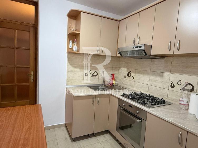 Apartament cu 3 camere decomandat, mobilat în Decebal