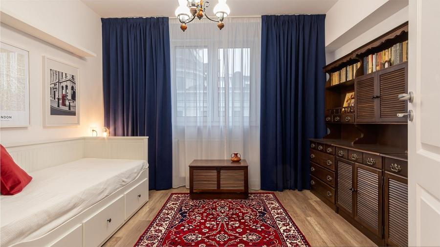 Apartament cu 3 camere semidecomandat în Exterior Nord