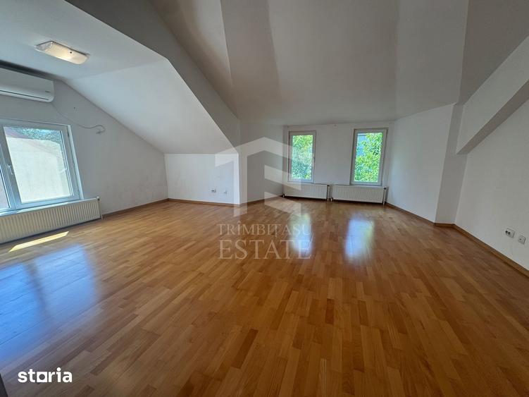 Casă cu 8 camere cu Teren 387 Mp în Central