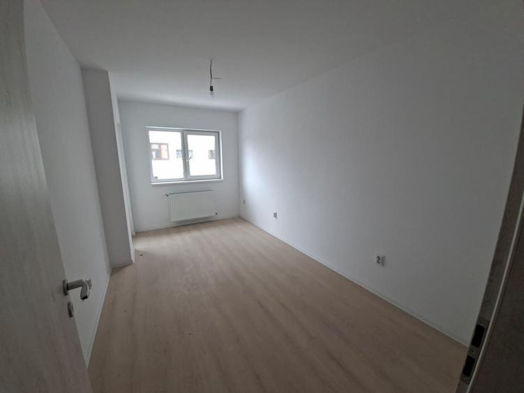 Apartament cu 4 camere semidecomandat în Sud