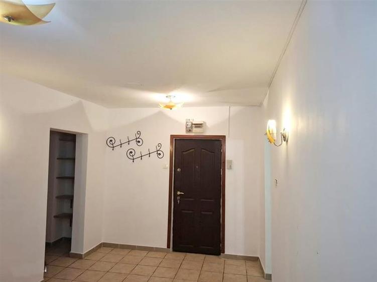 Apartament cu 4 camere semidecomandat în Triaj